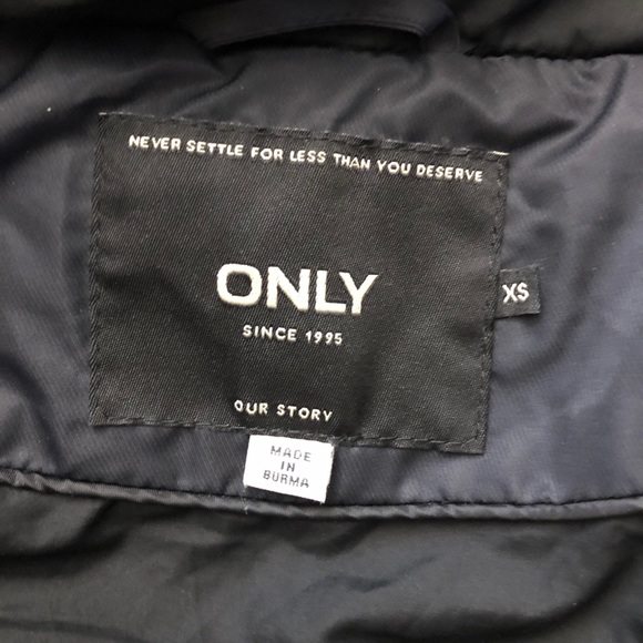 ONLY Black single layer hooded puffer - Picture 3 of 4